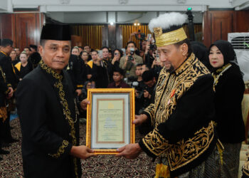 Sultan Kutai Anugerahkan Gelar Kehormatan Tumenggung kepada Danrem 091/ASN