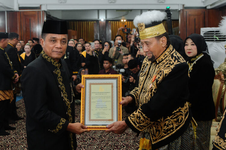 Sultan Kutai Anugerahkan Gelar Kehormatan Tumenggung kepada Danrem 091/ASN