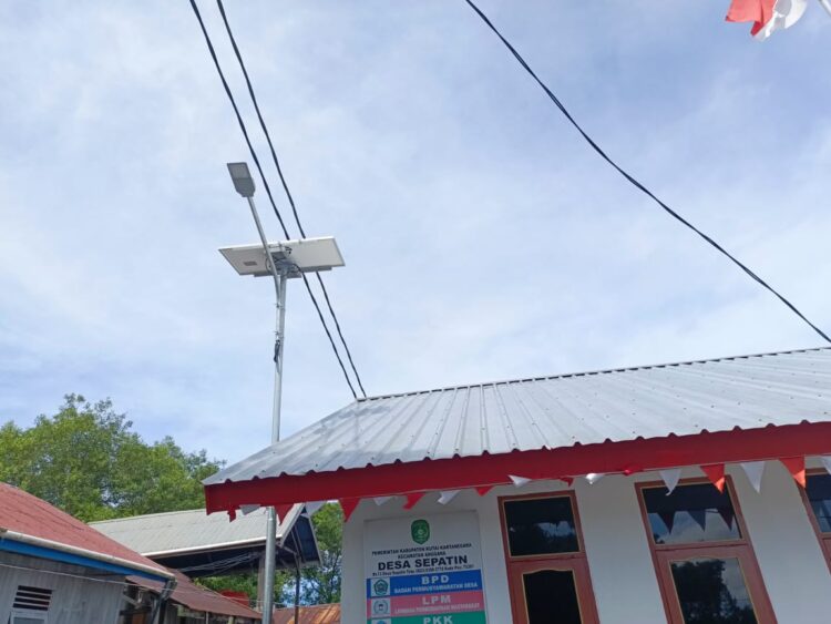 Penerangan Jalan Hadiah Pemkab Kukar, Desa Sepatin Semakin Cemerlang