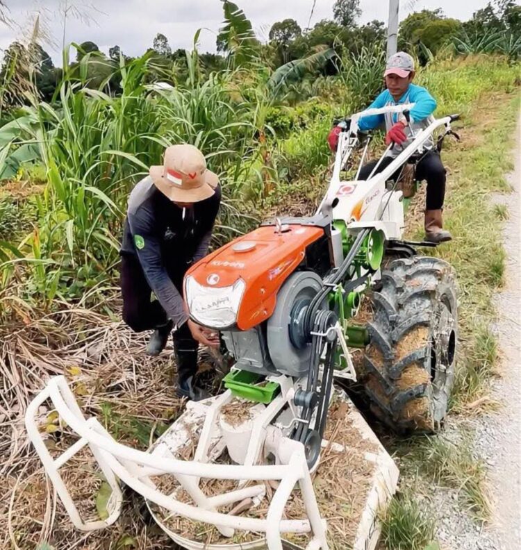 Gotong Royong Masyarakat Desa Batuq Perbaiki Jalan Longsor