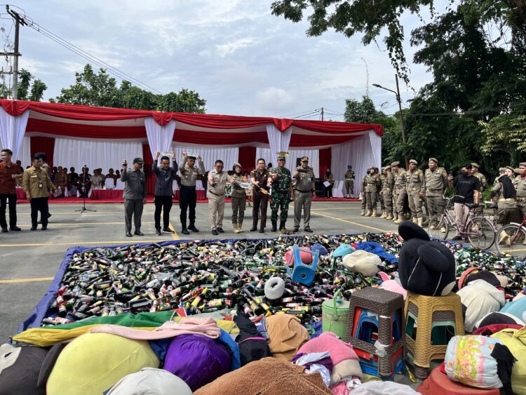 Pemkot Samarinda Musnahkan Barang Bukti Pelanggaran Perda