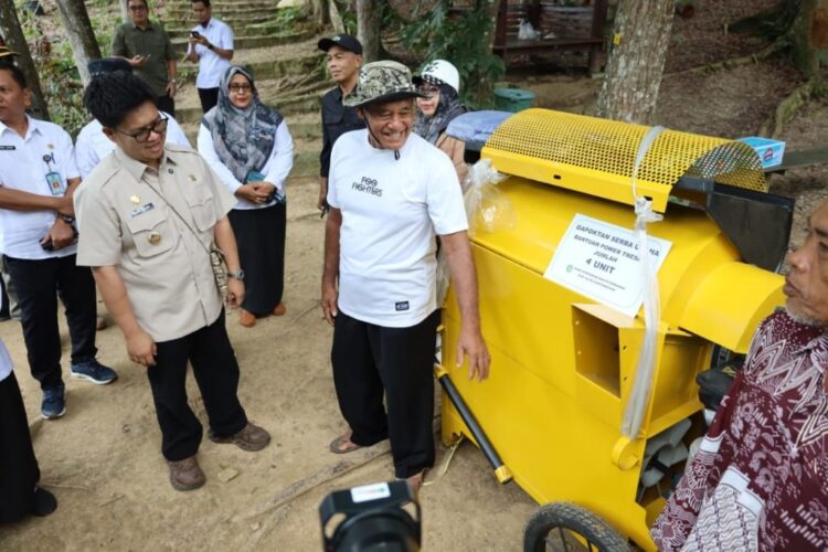 Pemkab Kukar Bantu Power Traktor untuk Tingkatkan Potensi Pertanian di desa Bangun Rejo
