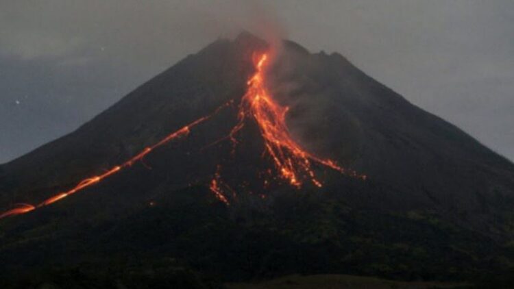 Gunung Merapi Meluncurkan Guguran Lava Hingga 2.000 Meter, Warga Diminta Waspada