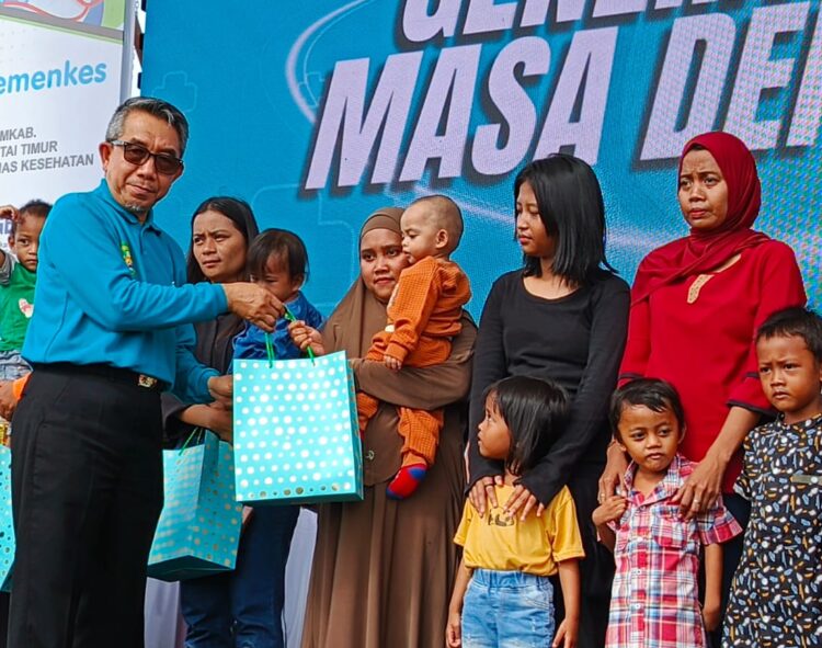 Bupati Kutai Timur Serahkan Alat Antropometri untuk Pantau Gizi Anak