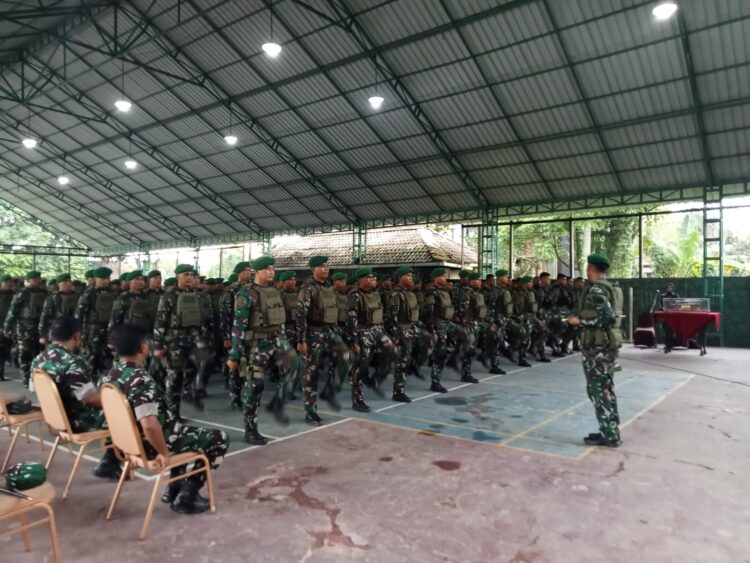 Kunker danpussenif ke yonif 611/awang long, cek kesiapan prajurit untuk misi perdamaian