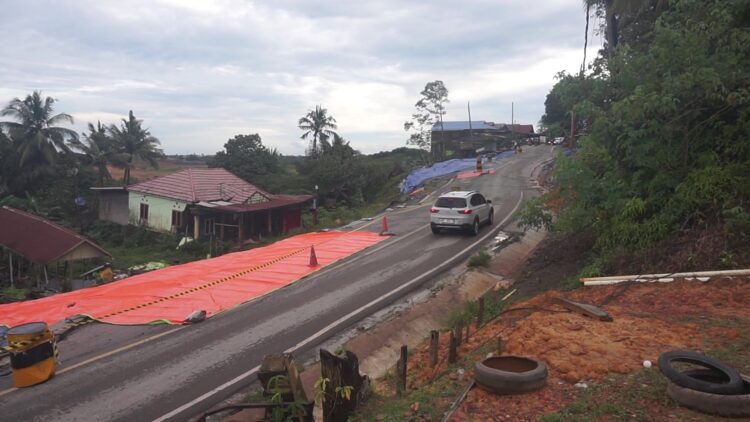 Jalur Poros Samarinda-Balikpapan KM 28 Batuah Amblas, Akses Utama Terancam Putus