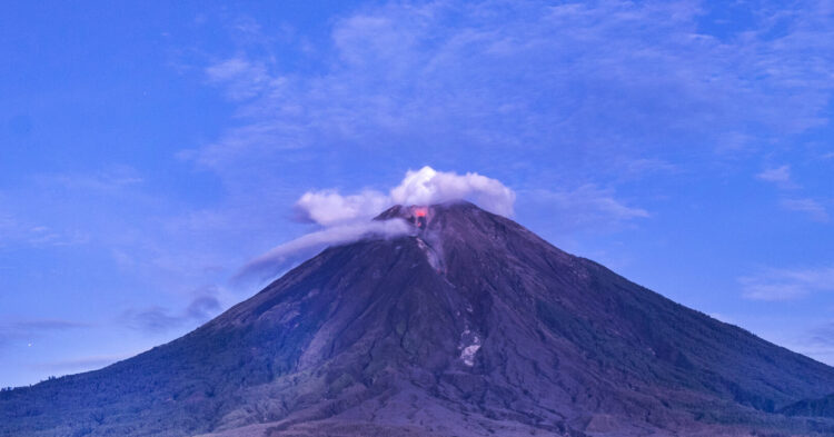 Gunung Semeru dan Gunung Ibu Kembali Erupsi Hari Ini, Warga Diminta Waspada