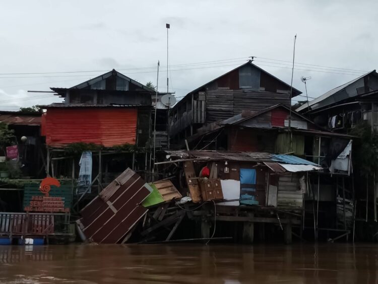Teror Raksasa Besi di Keheningan Mahakam