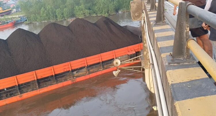 Ponton Batubara Power Marine 3066 Tabrak Jembatan Mahulu Pagi Ini