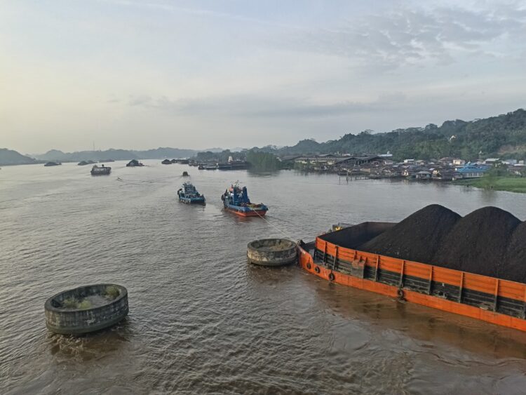 Lagi Ponton Tabrak Jembatan Mahulu