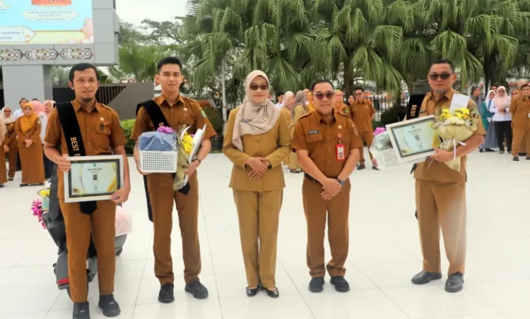Pemprov Kaltim Anugerahkan Penghargaan Best Employee 2025 kepada Tiga ASN Berprestasi