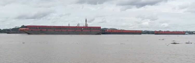 Ancaman di Balik Tambatan Liar, Menakar Bahaya “Parkir” Ilegal di Arus Mahakam