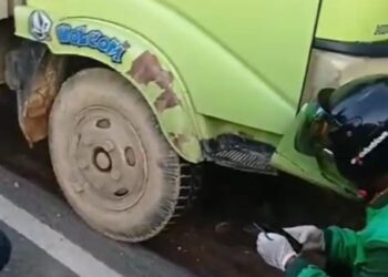 Tragedi di Jalan Poros Samarinda–Bontang: Hilang Kendali, Pemuda Berusia 28 Tahun Tutup Usia di Bawah Kolong Truk