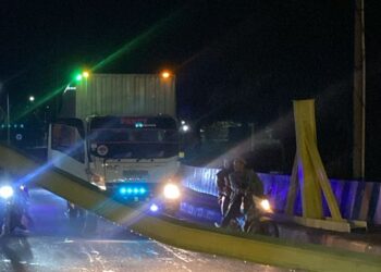 Portal Jembatan Mahulu Roboh Ditabrak Truk, Kondisi Gelap Jadi Pemicu