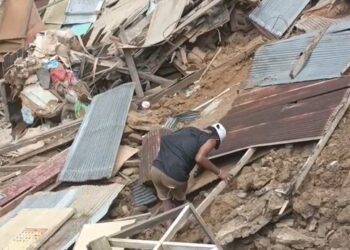 Saat Tanah Loa Hui “Menelan” Tiga Bangunan dalam Sekejap