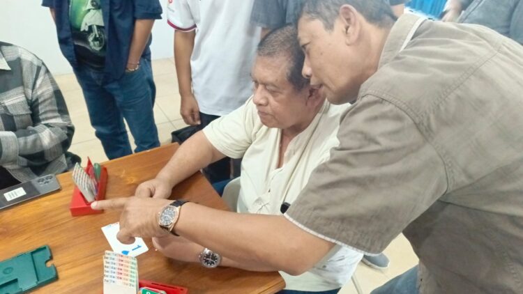 Misi Emas di Atas Meja Bridge, Saat Pena Berganti Kartu