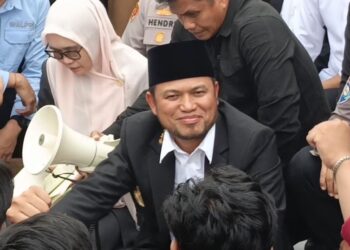 Aksi Mahasiswa di Kantor Gubernur , Jebol Pagar Dorong Polisi hingga Lesehan Bersama Gubernur