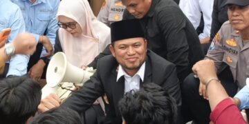 Aksi Mahasiswa di Kantor Gubernur , Jebol Pagar Dorong Polisi hingga Lesehan Bersama Gubernur