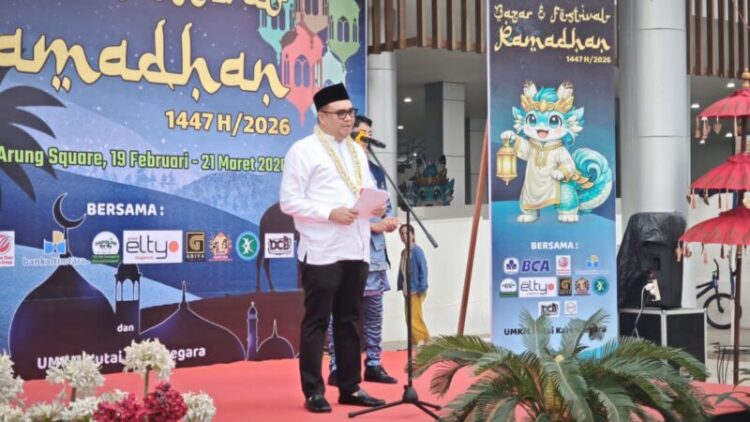 Keliling Pasar Ramadan Tangga Arung, Bupati Aulia Rahman Basri Puji UMKM Kukar yang Mulai ‘Melek’ Digital