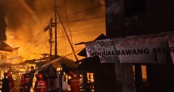 Pasar Segiri Membara Dini Hari, Kobaran Api Hanguskan Ruko dan Lapak Pedagang
