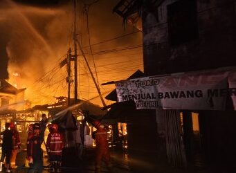 Pasar Segiri Membara Dini Hari, Kobaran Api Hanguskan Ruko dan Lapak Pedagang