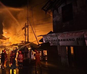 Pasar Segiri Membara Dini Hari, Kobaran Api Hanguskan Ruko dan Lapak Pedagang