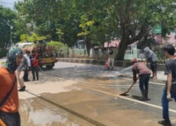 Jalan Pembangunan Samarinda Berdebu dan Licin, DLH Turun Tangan Bersihkan Sisa Material Galian
