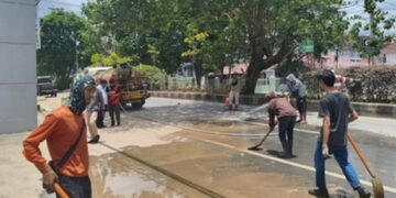 Jalan Pembangunan Samarinda Berdebu dan Licin, DLH Turun Tangan Bersihkan Sisa Material Galian