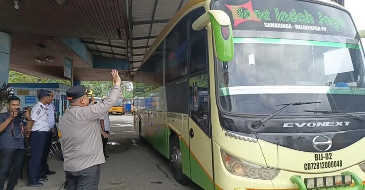 Senyum Hangat di Terminal Sungai Kunjang: Saat Polresta Samarinda “Mengantar” 152 Warga Pulang Kampung