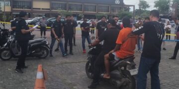 Drama 47 Adegan di Mapolresta Samarinda: Rekonstruksi Maut yang Diwarnai Hujan Protes