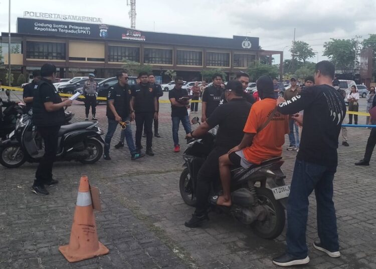 Drama 47 Adegan di Mapolresta Samarinda: Rekonstruksi Maut yang Diwarnai Hujan Protes