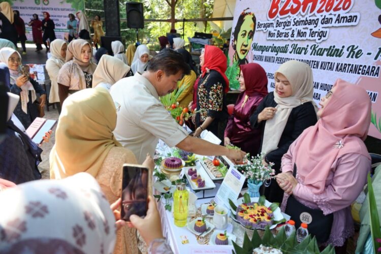 Pesona Kebaya dan Semangat Kemandirian: Cara Perempuan Kukar Maknai Hari Kartini di Taman Ulin