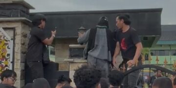 Nekat Panjat Pagar Makorem, Mahasiswa Samarinda “Duduki” Markas Militer Demi Keadilan