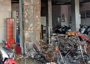 Terjang Kepulan Asap Pekat Gipsum, Petugas Damkar Berjibaku Padamkan Api di Dealer Yamaha Antasari