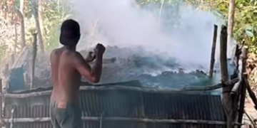 Balada Arang di Tengah Jeritan Ekonomi: Napas Sesak Perajin Laban dari Desa Senoni