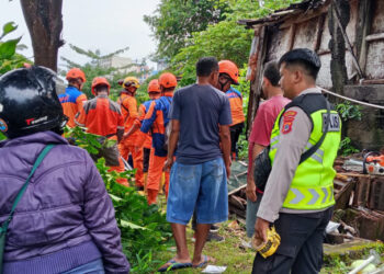 BPBD Samarinda Tangani Longsor di Jalan Suwandi, Satu Keluarga Terdampak