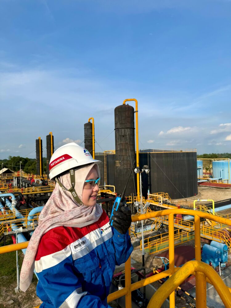 Perempuan di Garda Depan Energi Nasional: Kisah Tangguh dari Laut dan Daratan