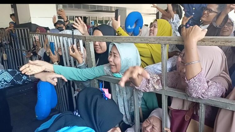 Lepas Kloter Pertama Jemaah Haji Samarinda, Andi Harun Bekali Uang Saku 100 Riyal dan Pesan Jaga Kesehatan