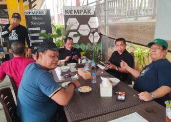 ​Aroma Teh, Gelak Tawa, dan Setia Kawan di Jalan Biola