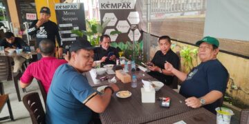 ​Aroma Teh, Gelak Tawa, dan Setia Kawan di Jalan Biola