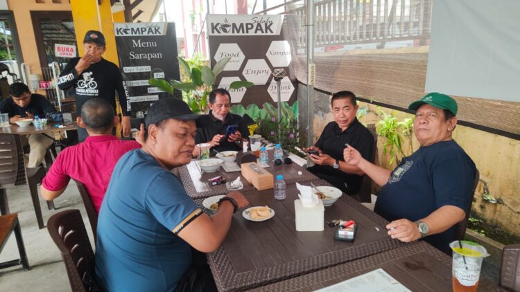 ​Aroma Teh, Gelak Tawa, dan Setia Kawan di Jalan Biola
