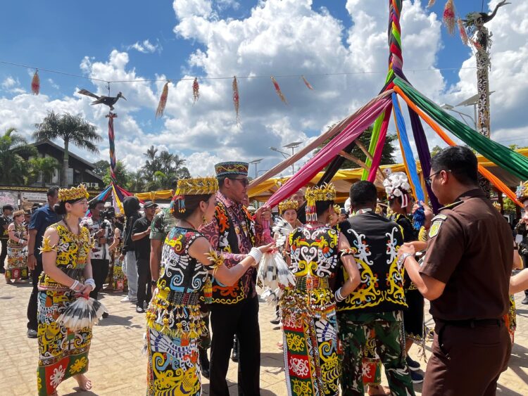 Menjaga Denyut Nadi Leluhur di Lamin Adat Pampang