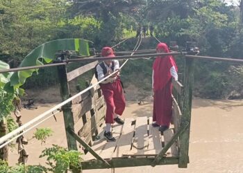 Demi Sekolah, Anak-anak di Dusun Damai Bergantung pada Kereta Gantung di Atas Sungai Habitat Buaya