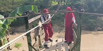 Demi Sekolah, Anak-anak di Dusun Damai Bergantung pada Kereta Gantung di Atas Sungai Habitat Buaya