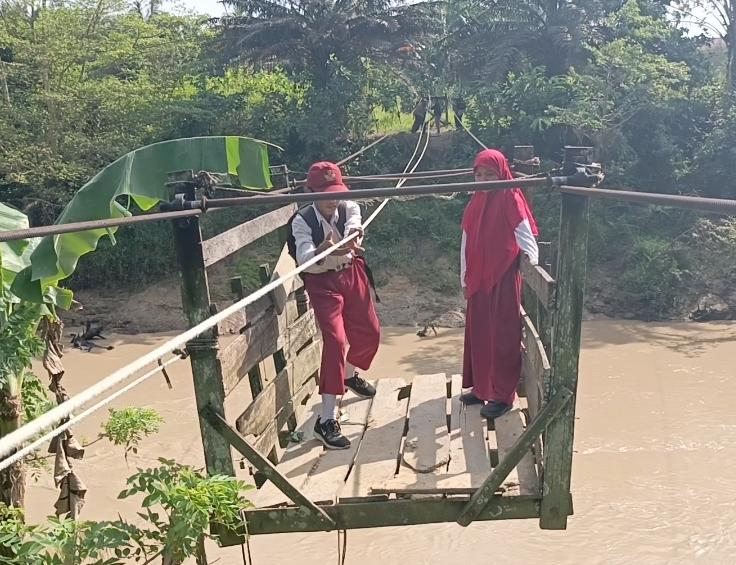 Demi Sekolah, Anak-anak di Dusun Damai Bergantung pada Kereta Gantung di Atas Sungai Habitat Buaya