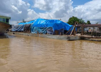 Aksi Nekat Kapal Klotok Tarik Tongkang Bermuatan di Samarinda, Berujung Tersangkut di Fender Jembatan Mahulu