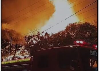 Jumat Dini Hari Membara, Kebakaran Hebat Hanguskan 7 Rumah Kayu di Tenggarong