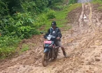 Jelang Kunjungan Gubernur, Warga Garunggung Kubar Gotong Royong Perbaiki Jalan