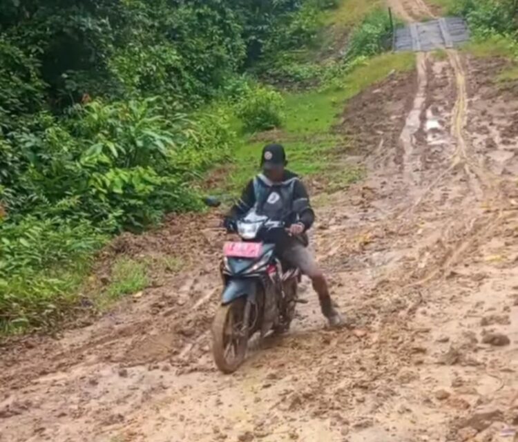 Jelang Kunjungan Gubernur, Warga Garunggung Kubar Gotong Royong Perbaiki Jalan