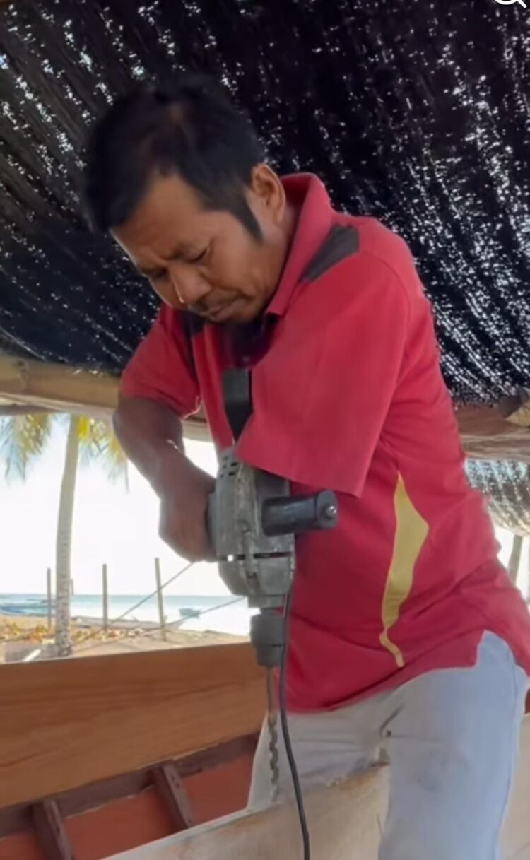 Kisah Inspiratif Hamdan: Nelayan Berketerbatasan Fisik yang Tangguh Buat Kapal Kayu di Berau